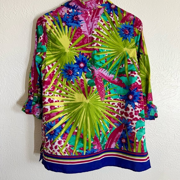 3/$12 Vibrant Floral Tropical Vacation Weekend Top Size Medium - Picture 6 of 8